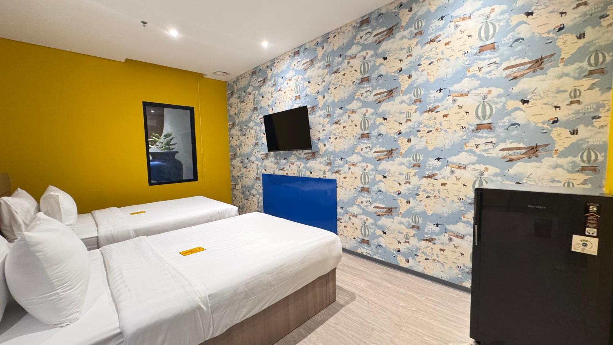 Yellow Bee Resort Cililitan Jakarta Exterior photo