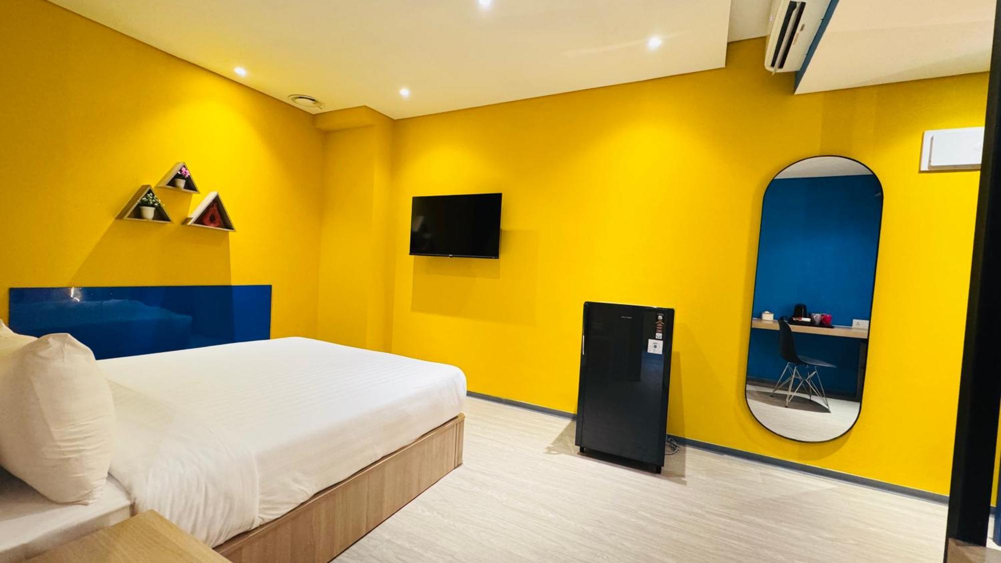 Yellow Bee Resort Cililitan Jakarta Exterior photo