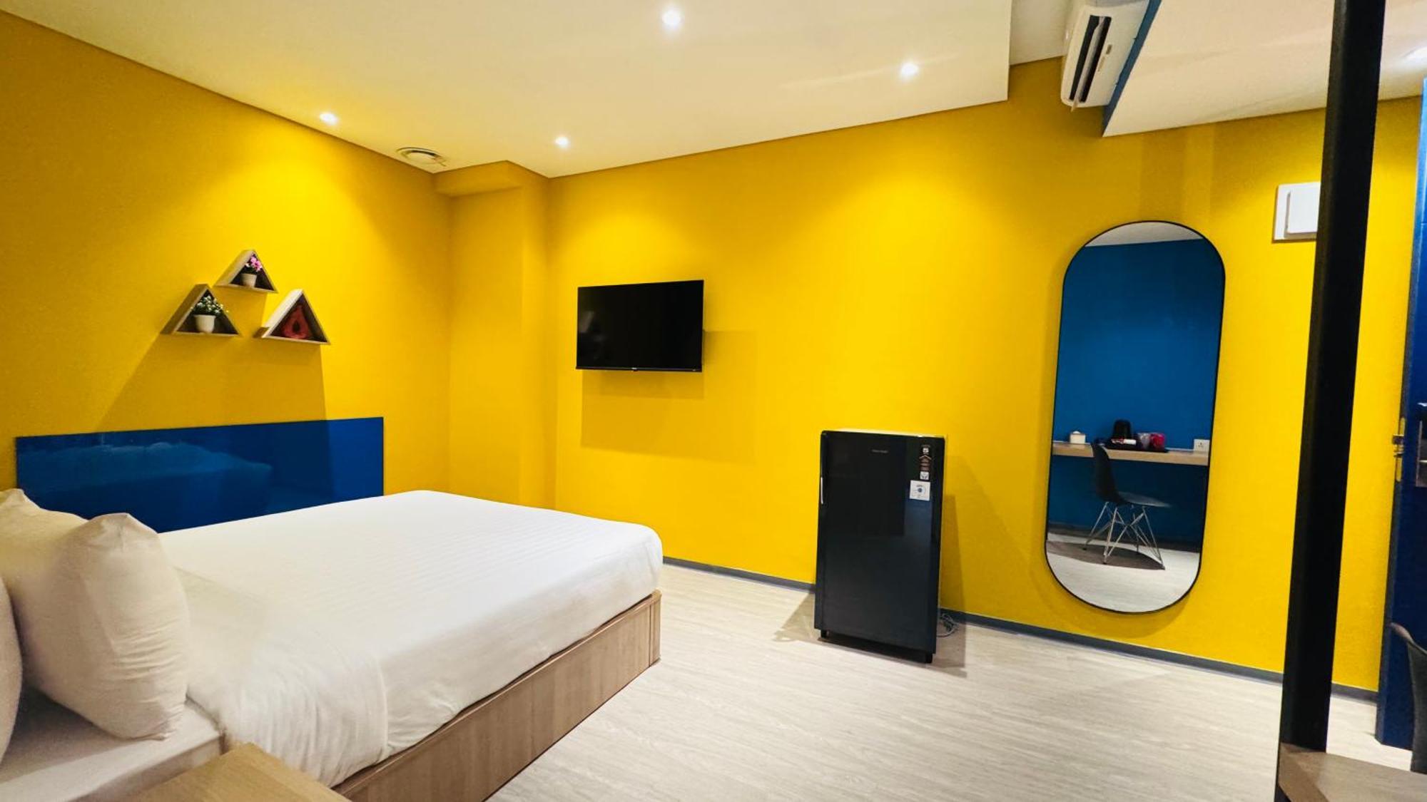 Yellow Bee Resort Cililitan Jakarta Exterior photo