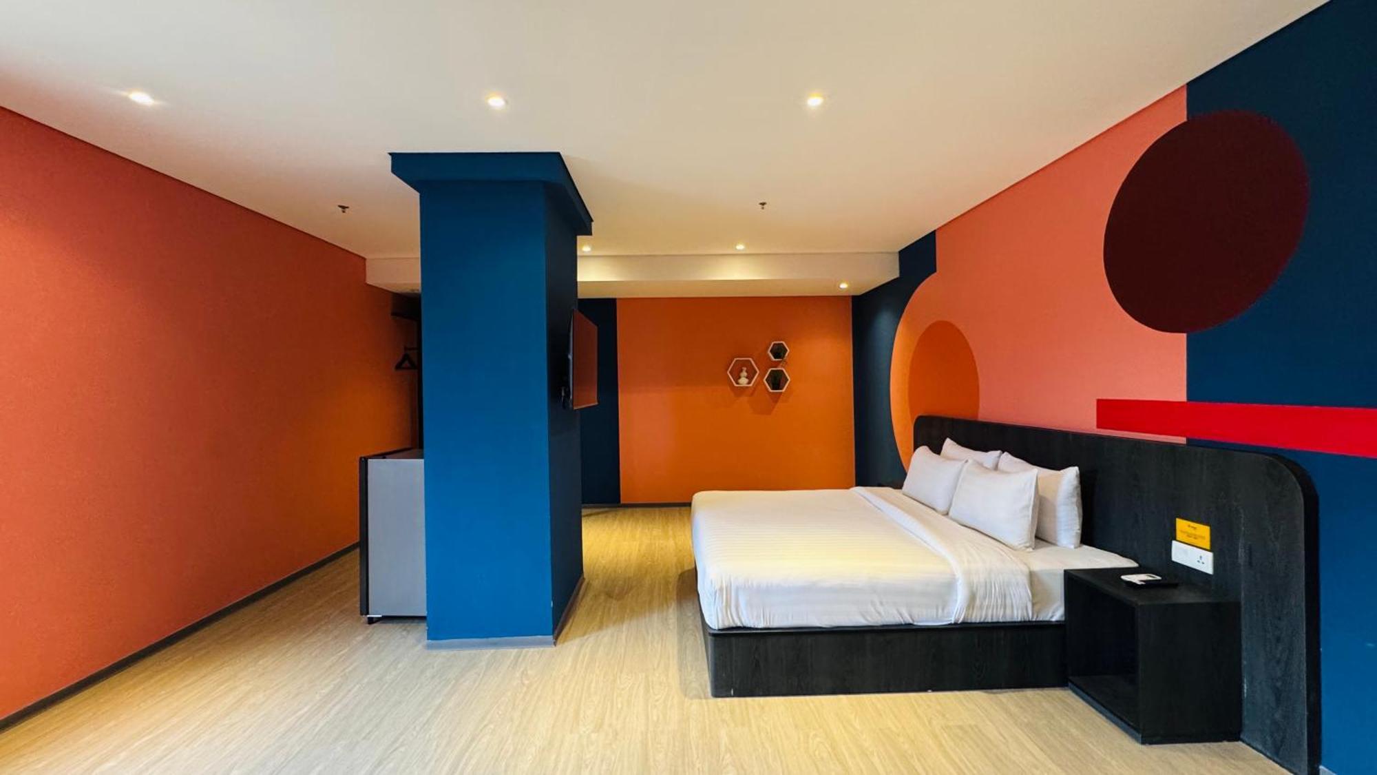 Yellow Bee Resort Cililitan Jakarta Exterior photo