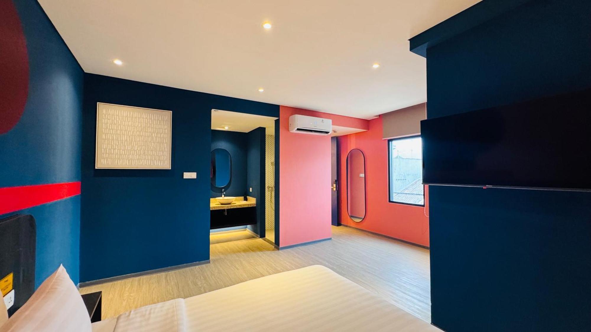Yellow Bee Resort Cililitan Jakarta Exterior photo