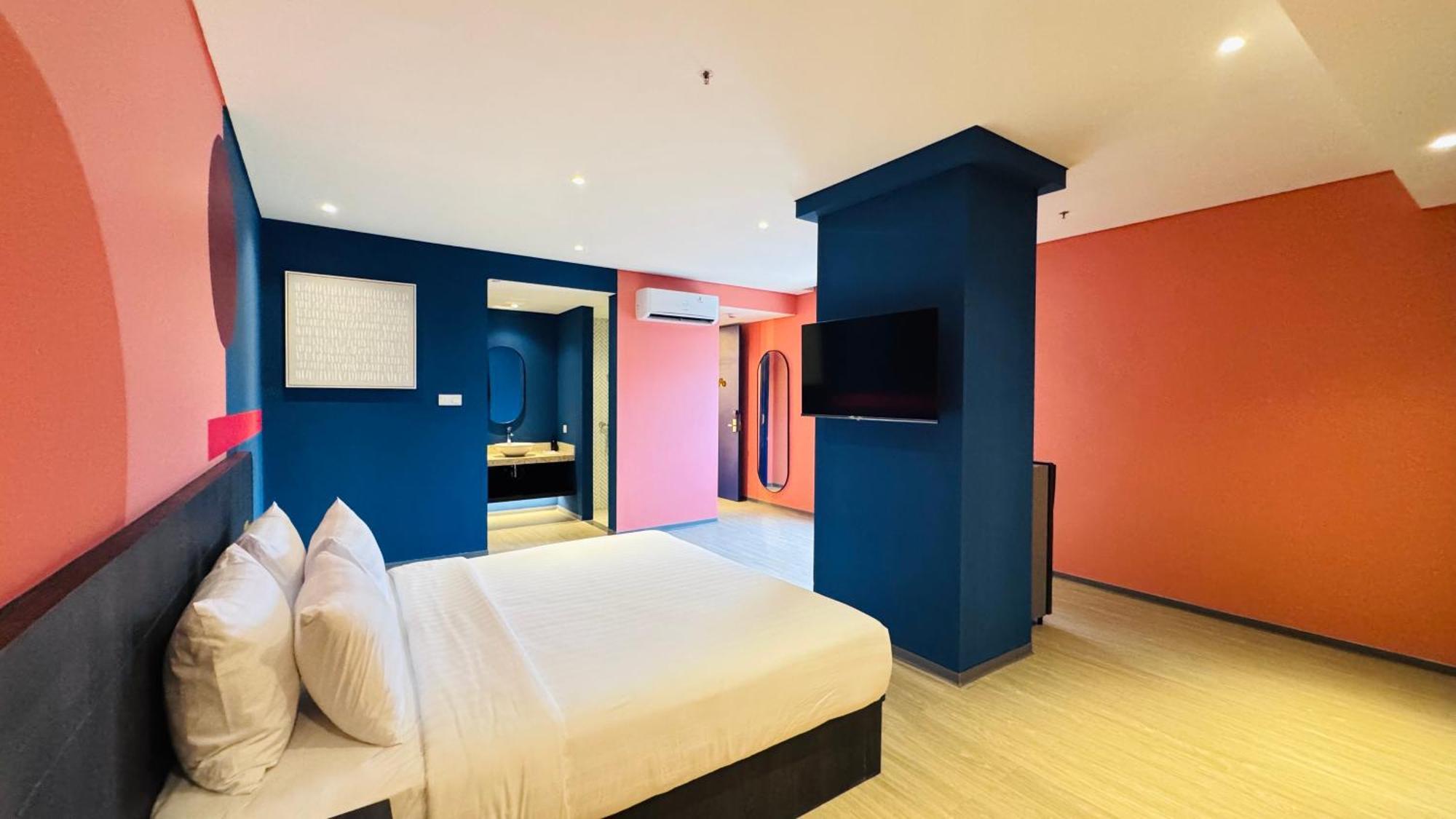 Yellow Bee Resort Cililitan Jakarta Exterior photo