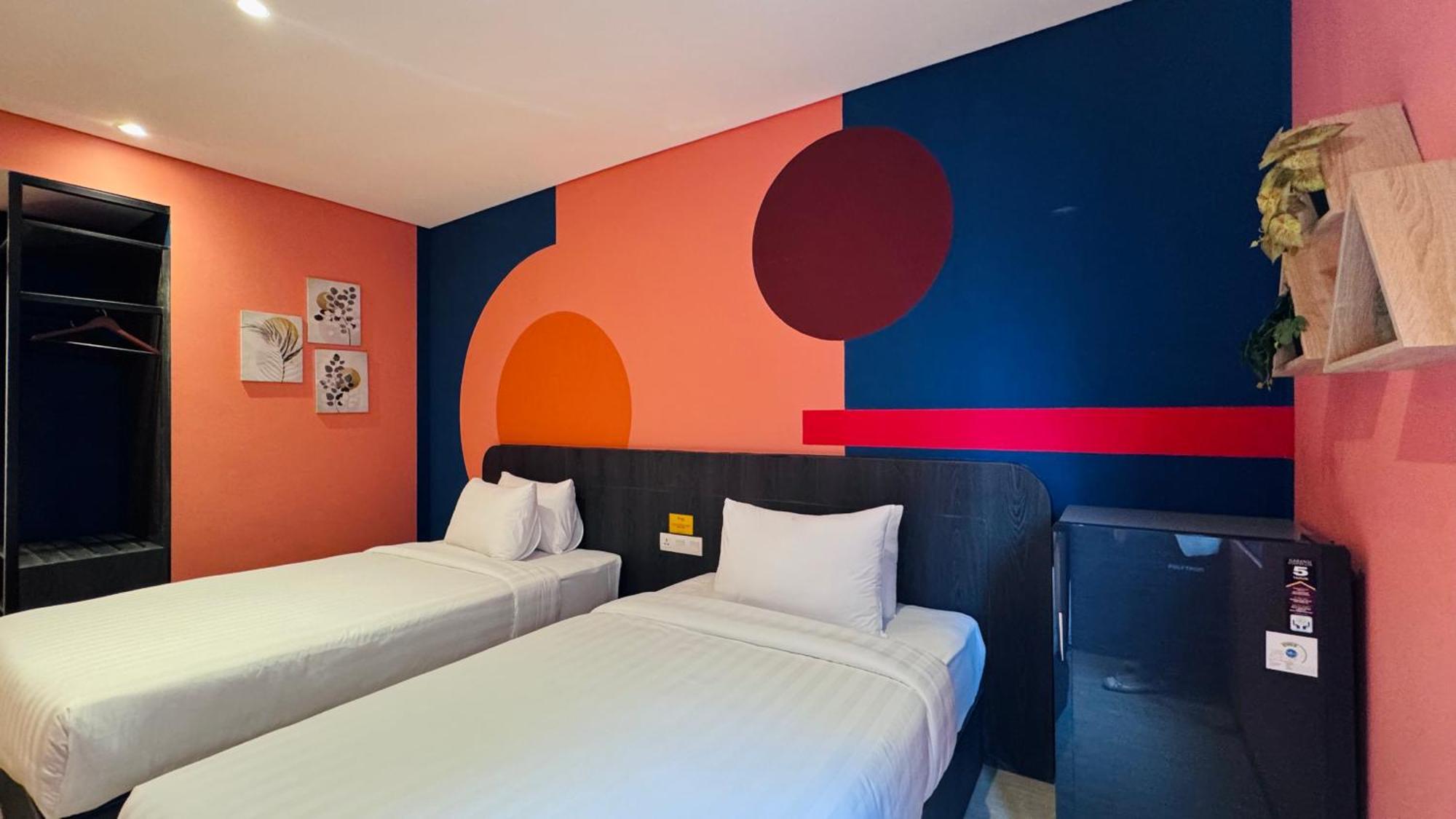 Yellow Bee Resort Cililitan Jakarta Exterior photo
