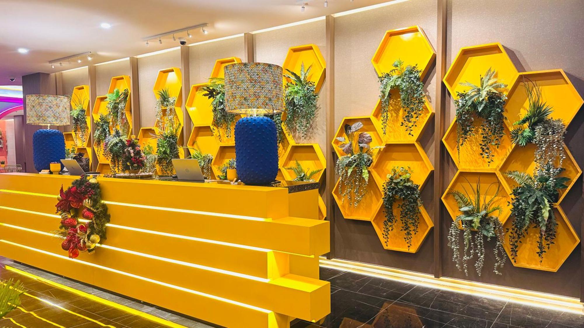Yellow Bee Resort Cililitan Jakarta Exterior photo