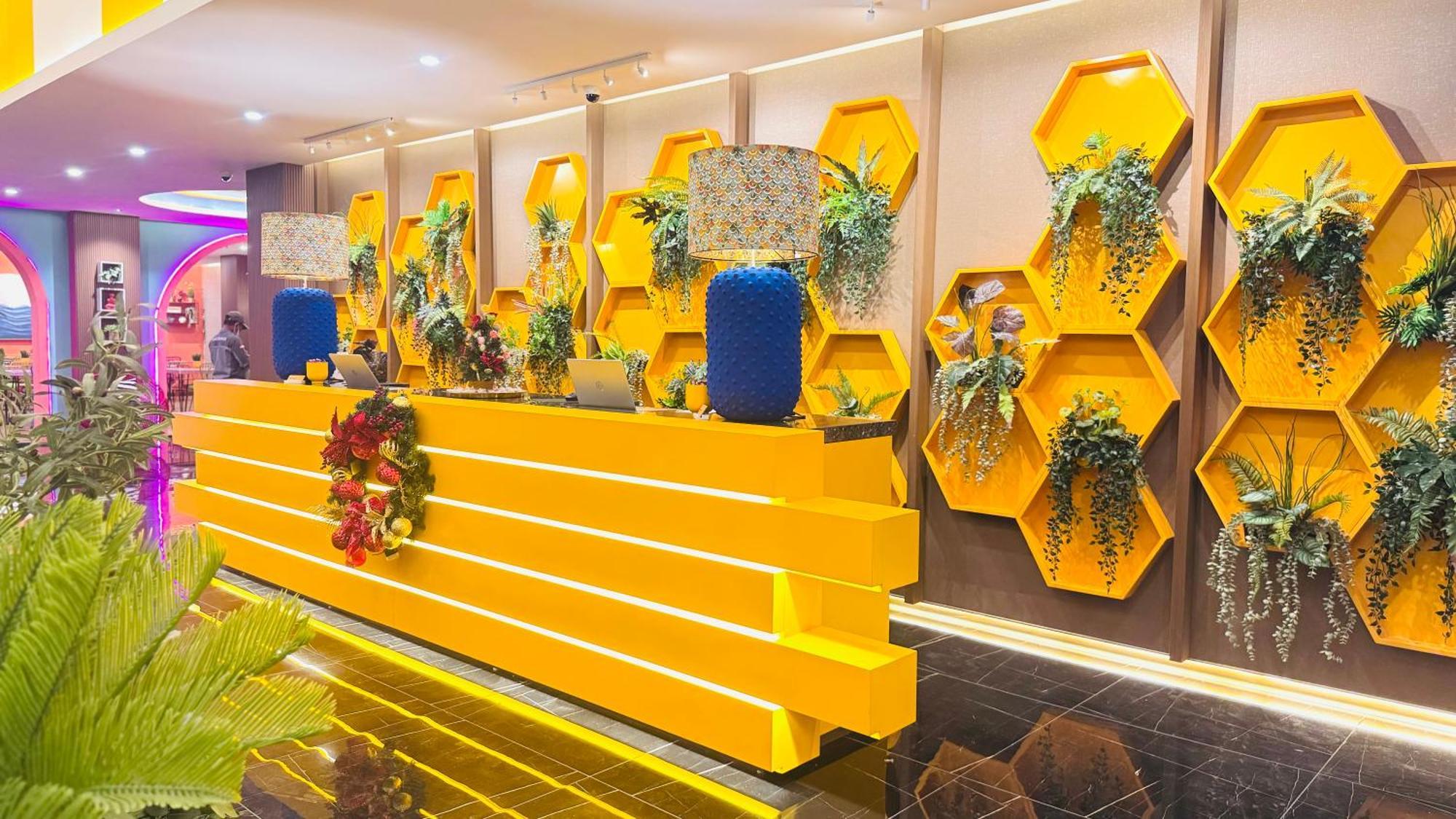 Yellow Bee Resort Cililitan Jakarta Exterior photo