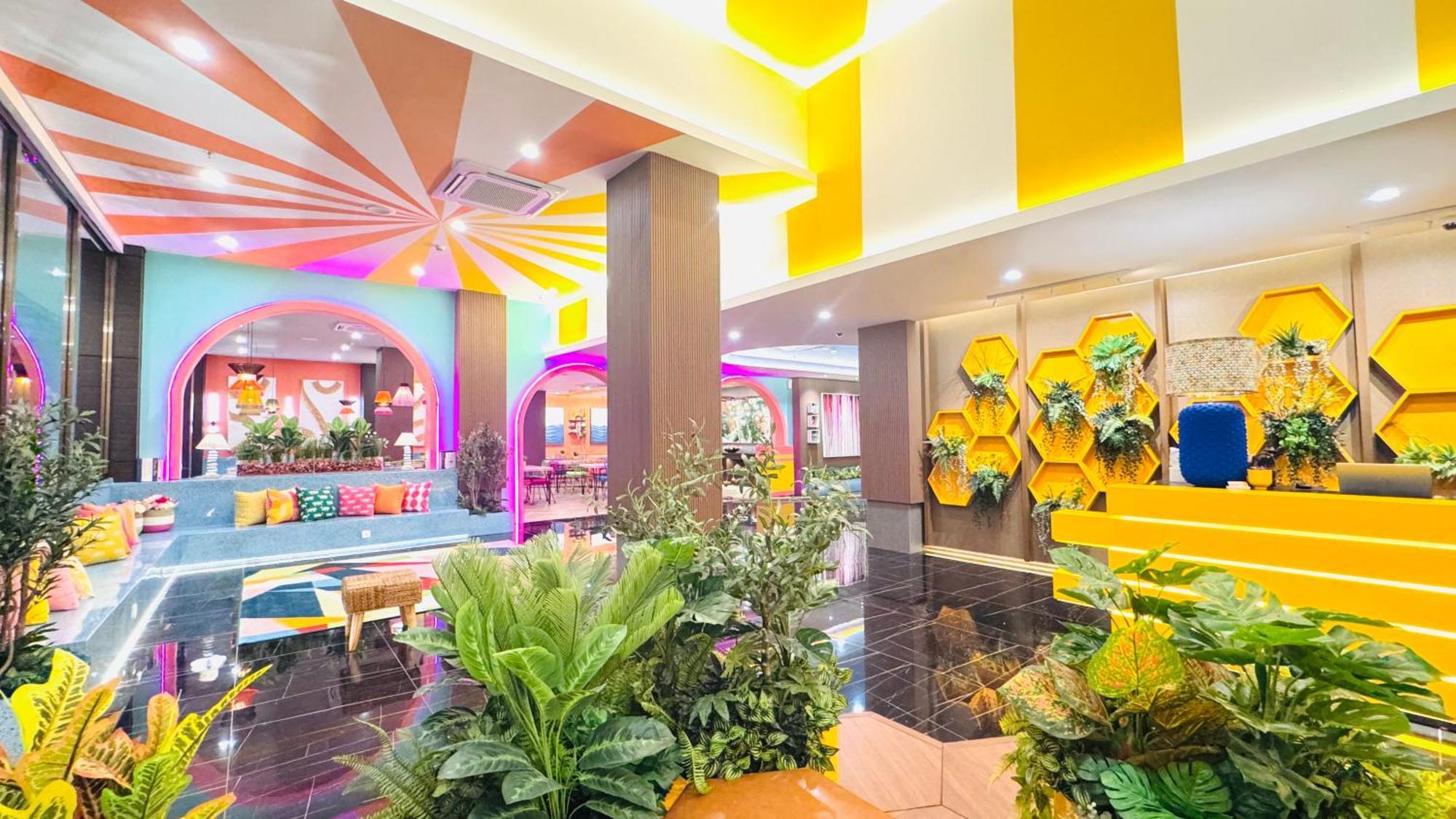 Yellow Bee Resort Cililitan Jakarta Exterior photo